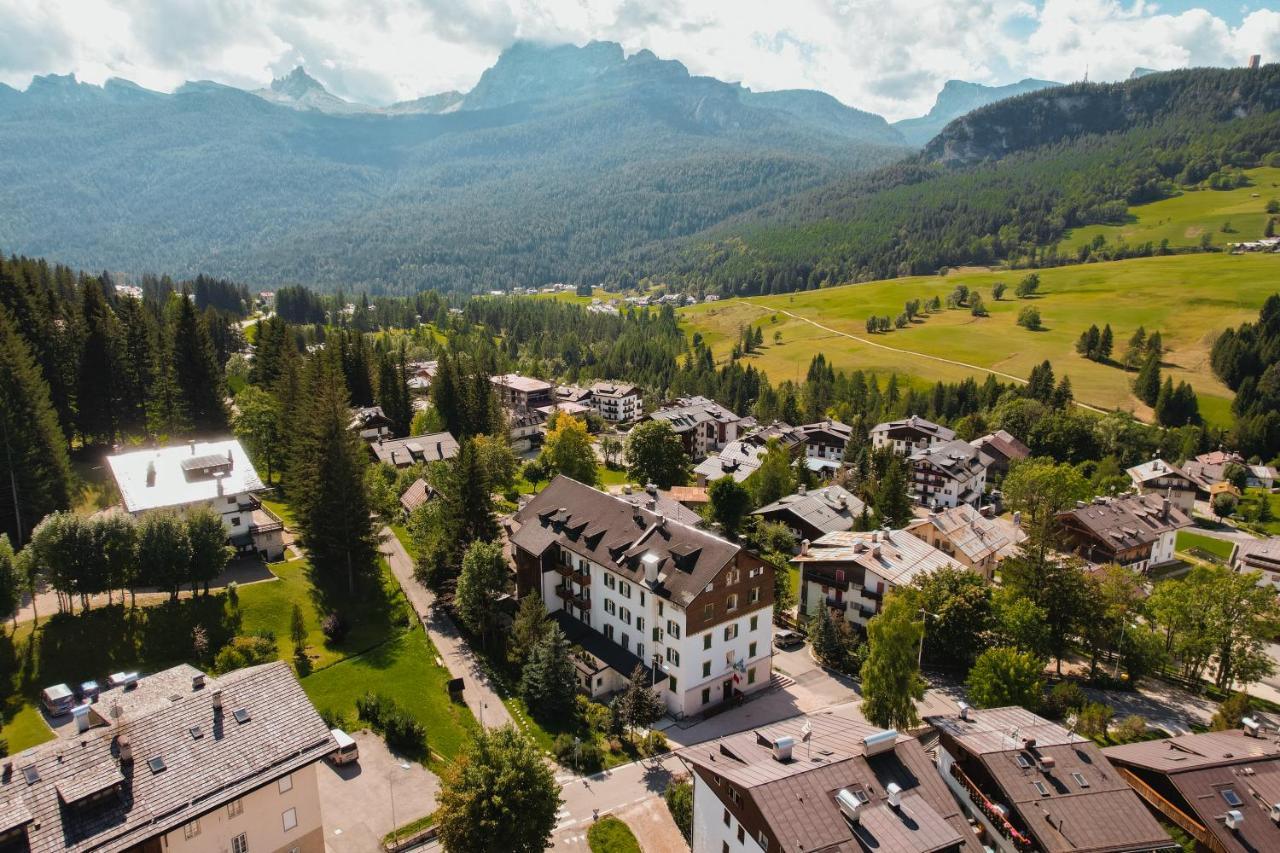 Hotel Serena Cortina Cortina dʼAmpezzo Exteriör bild